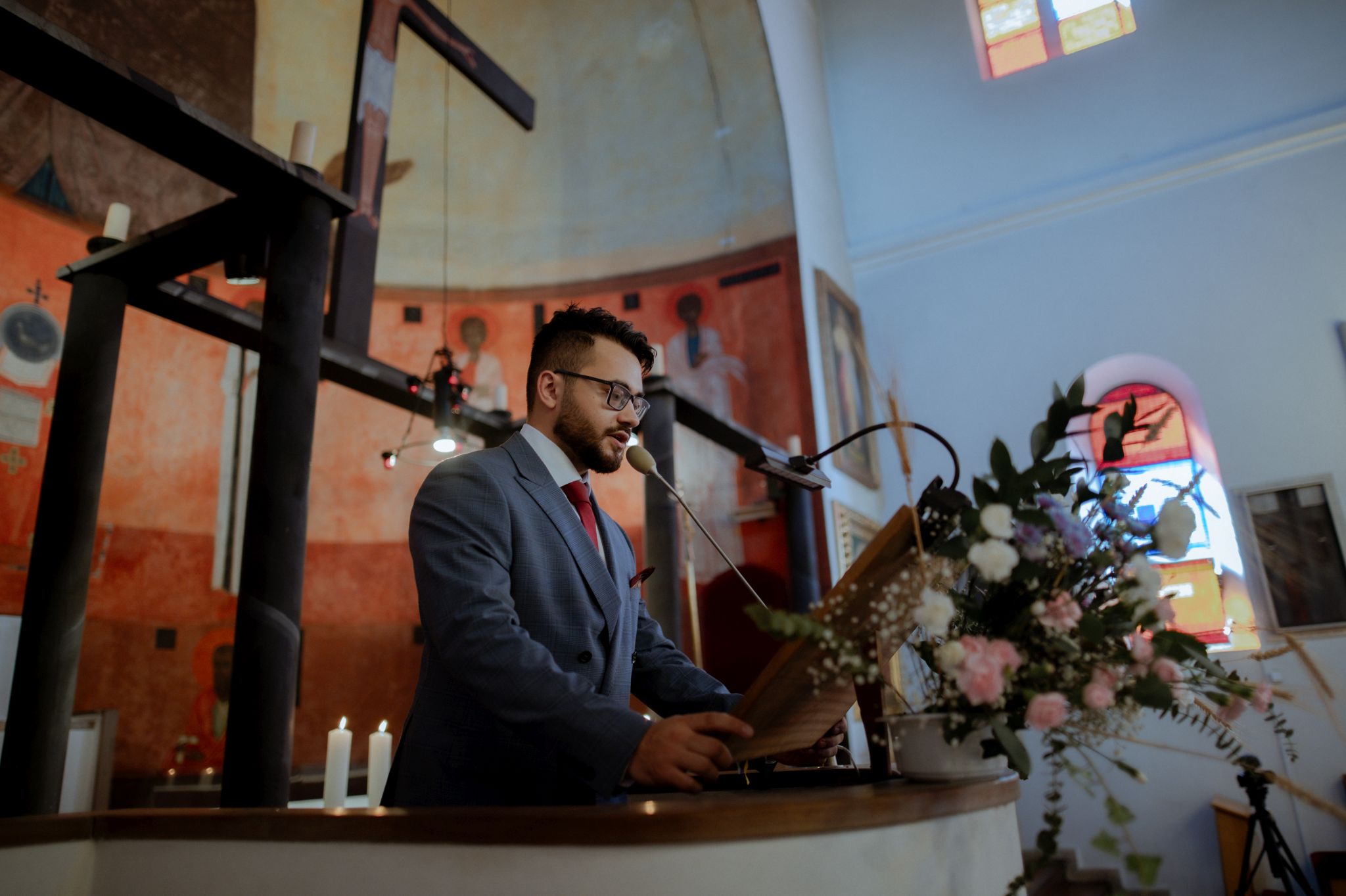 czytanie podczas ceremonii ślubnej przy ołtarzu