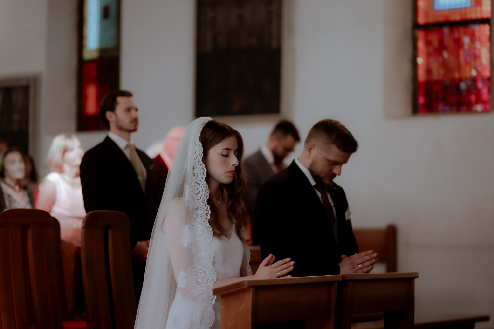 para młoda podczas modlitwy w czasie ceremonii ślubnej