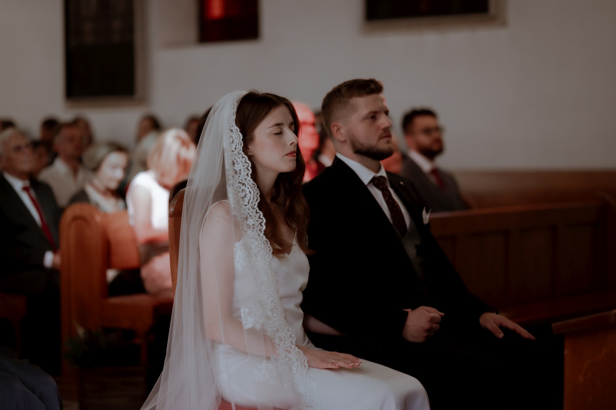 chwila skupienia podczas mszy ślubnej w kościele