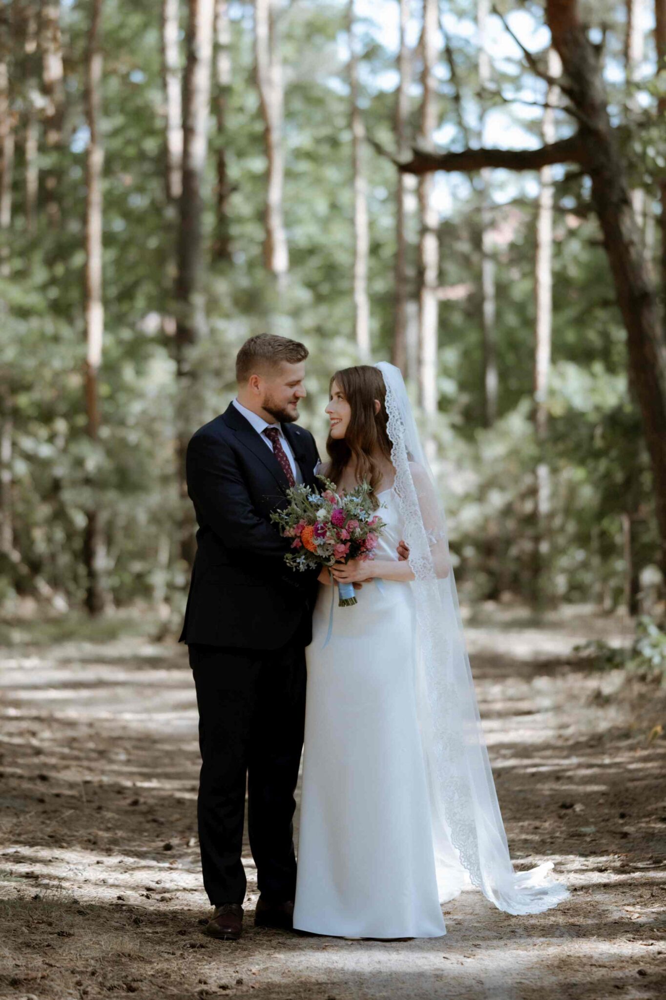 uścisk pary młodej podczas first looku