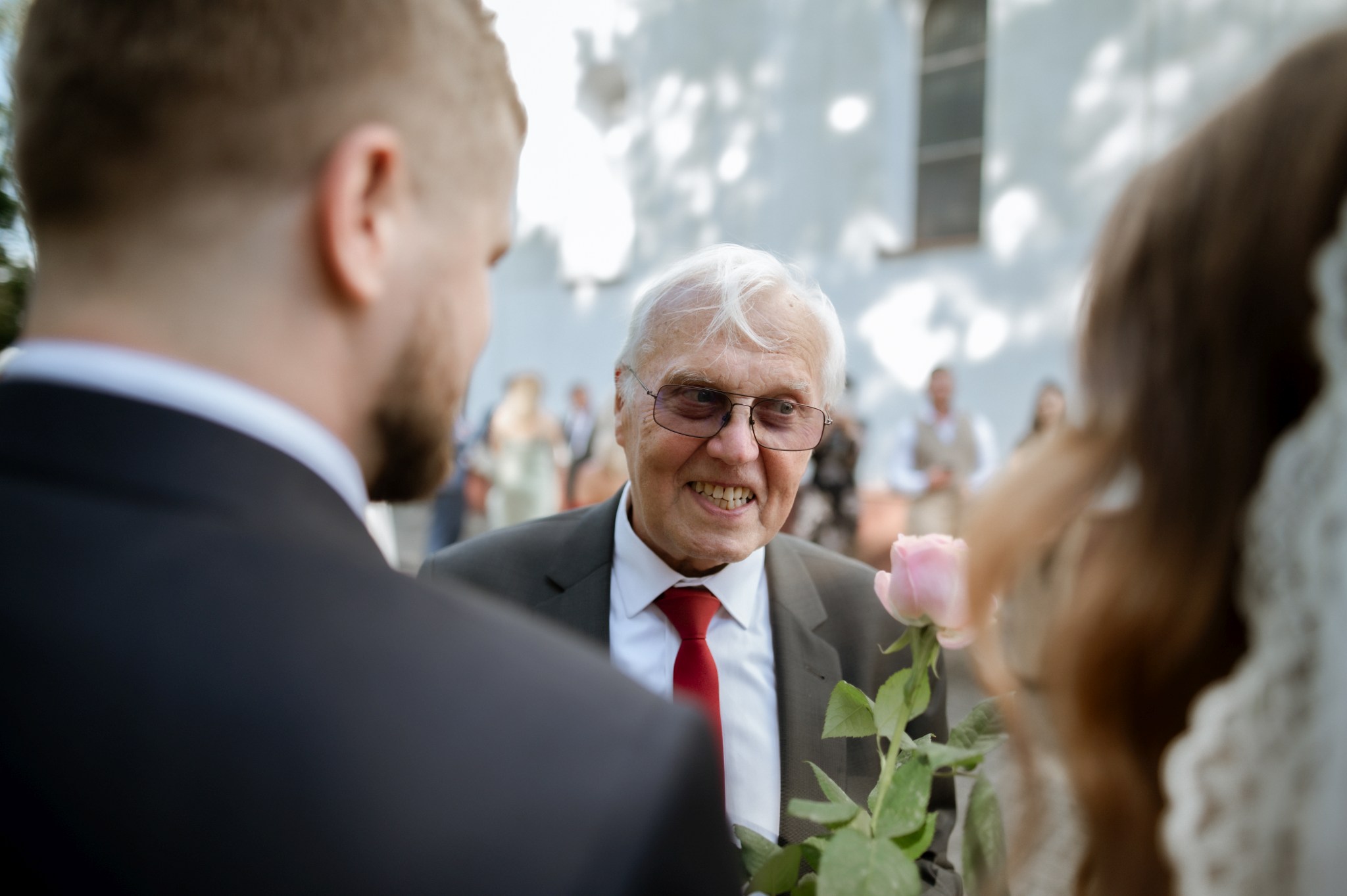 dziadek składa życzenia swojej wnuczce po ślubie