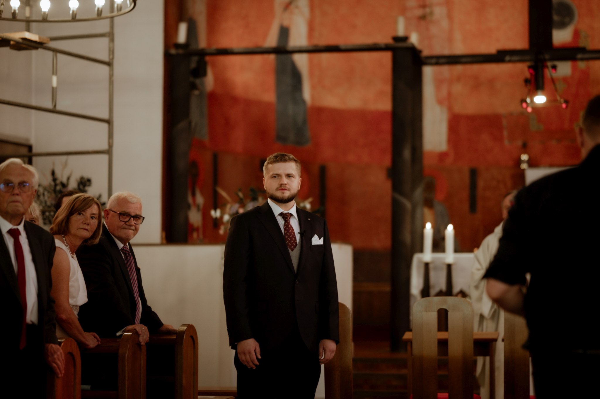 pan młody czeka przy ołtarzu na pannę młodą prowadzoną przez tatę