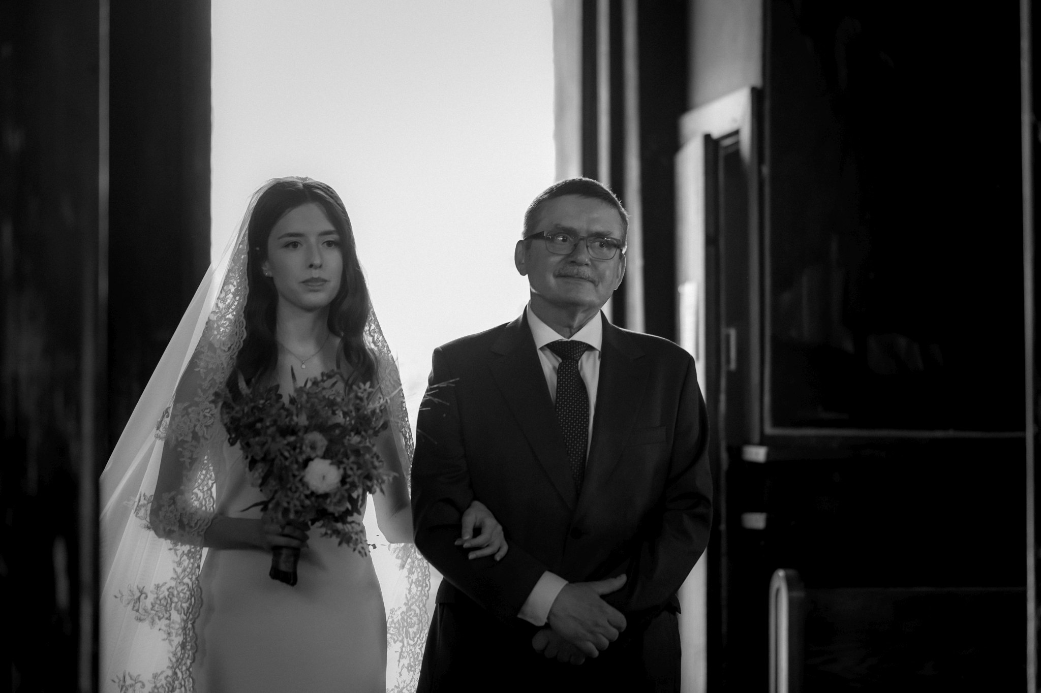 panna młoda z tatą tuż przed dotarciem do ołtarza