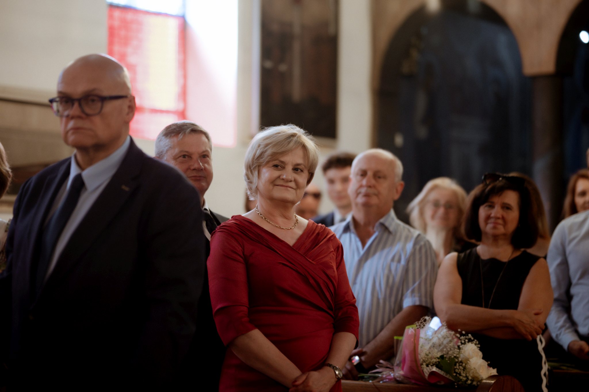 Wzruszona ciocia patrzy na wejście panny młodej