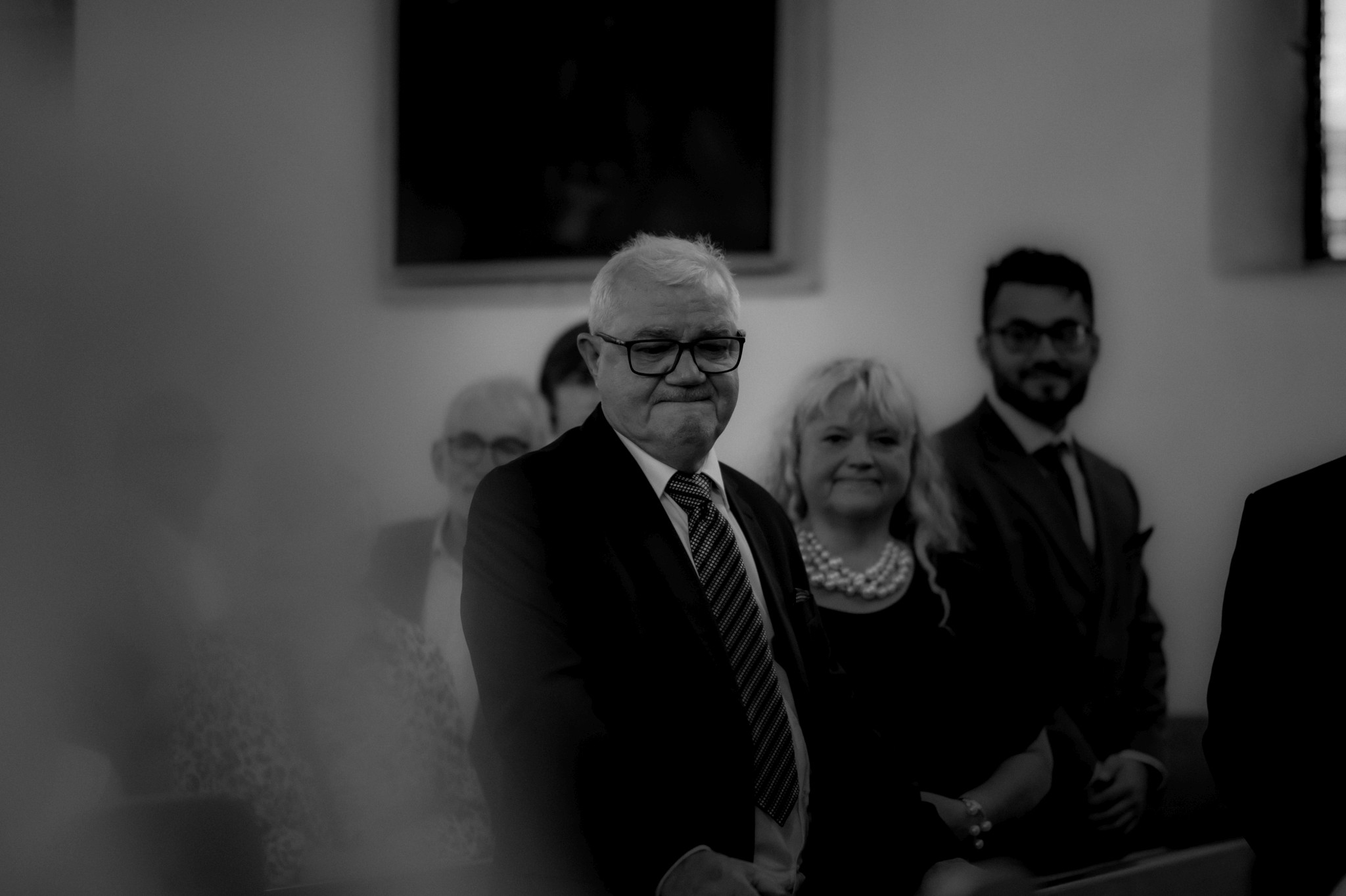 emocje taty pana młodego podczas wejścia panny młodej do kościoła