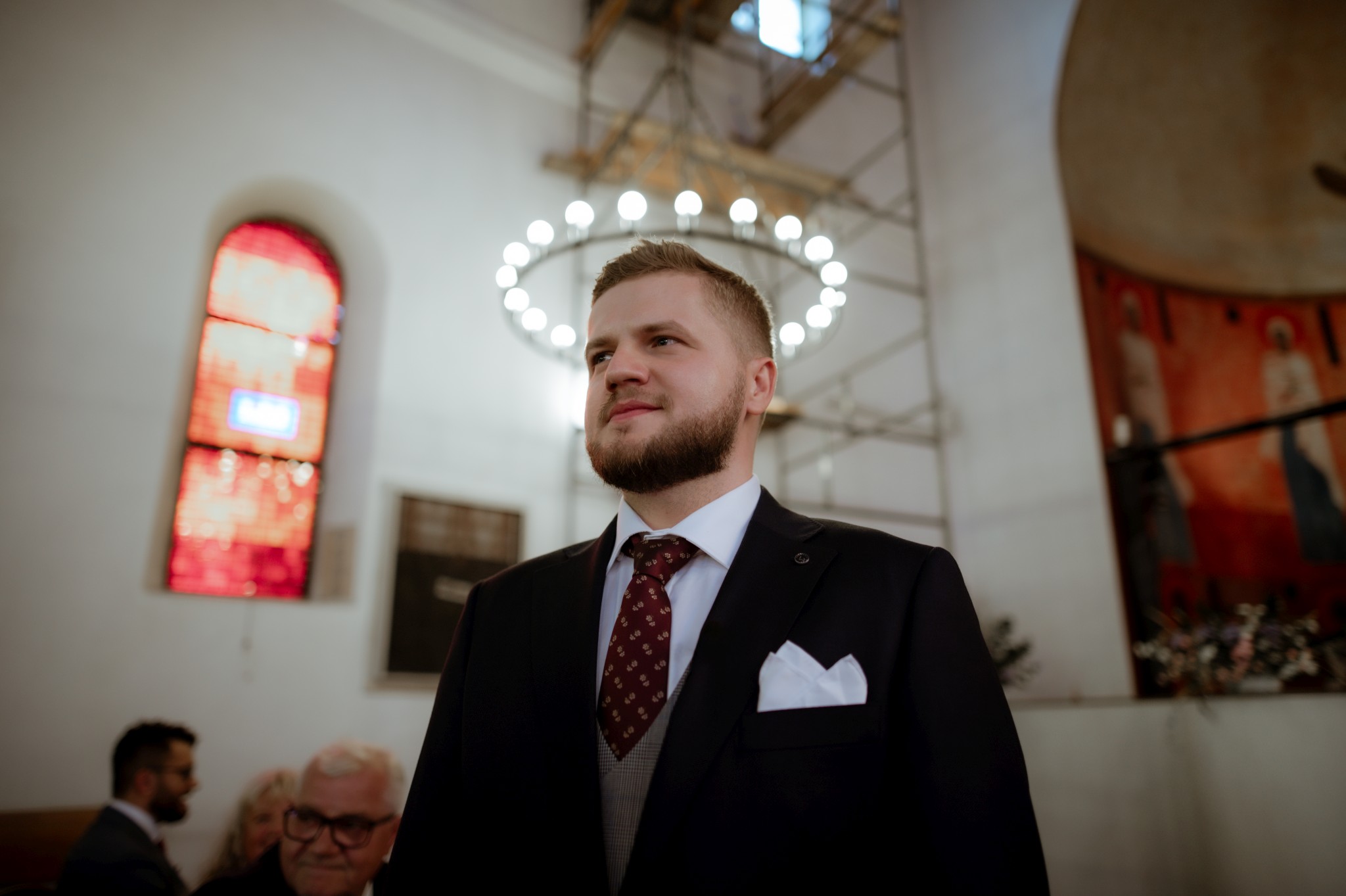 ojciec odprowadza pannę młodą do ołtarza podczas mszy ślubnej