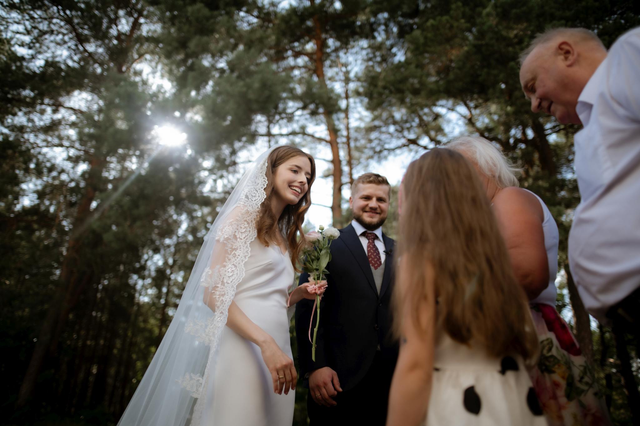 bliscy składają życzenia nowożeńcom po ceremonii