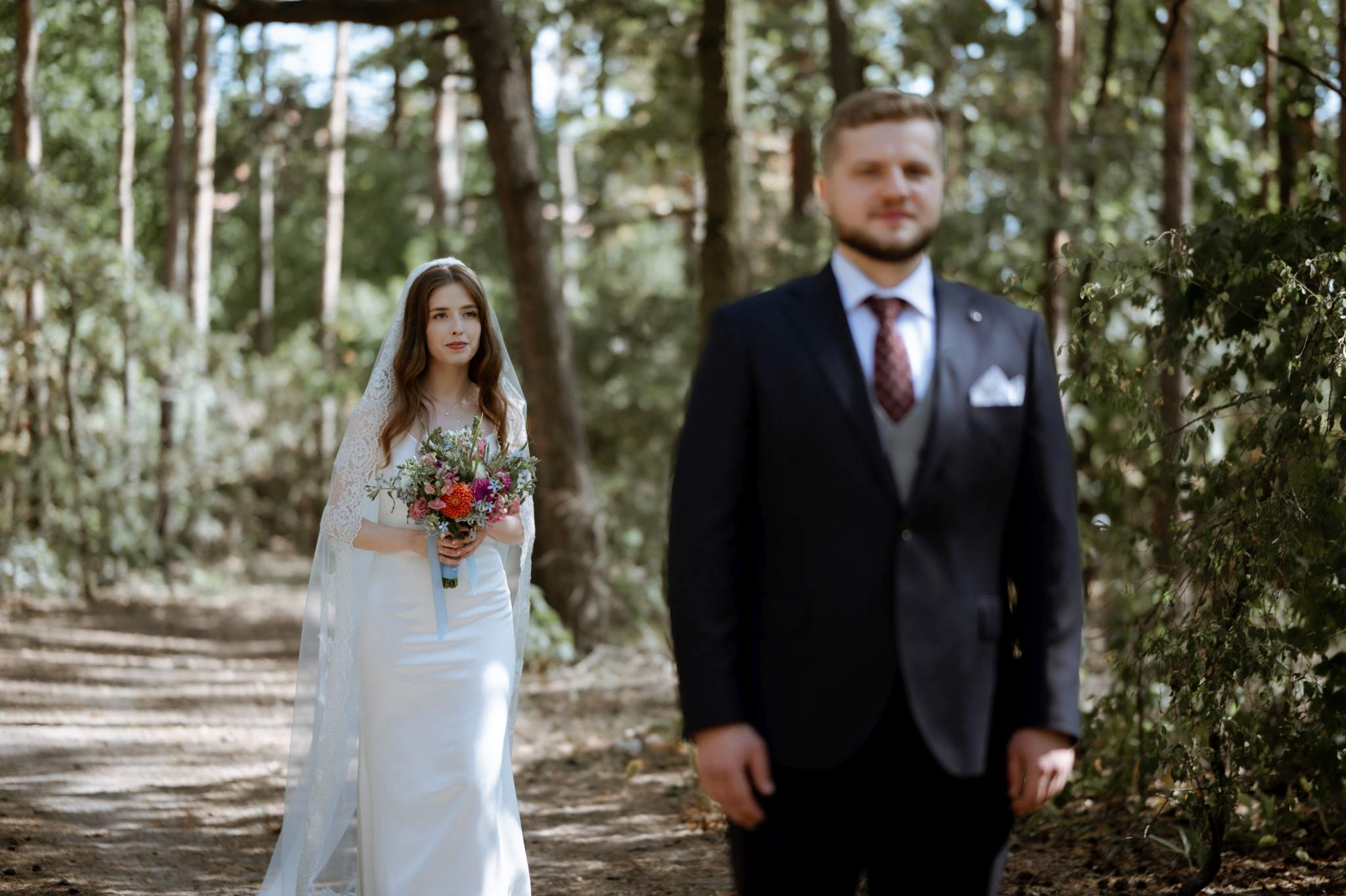panna młoda podchodzi do pana młodego podczas first looku