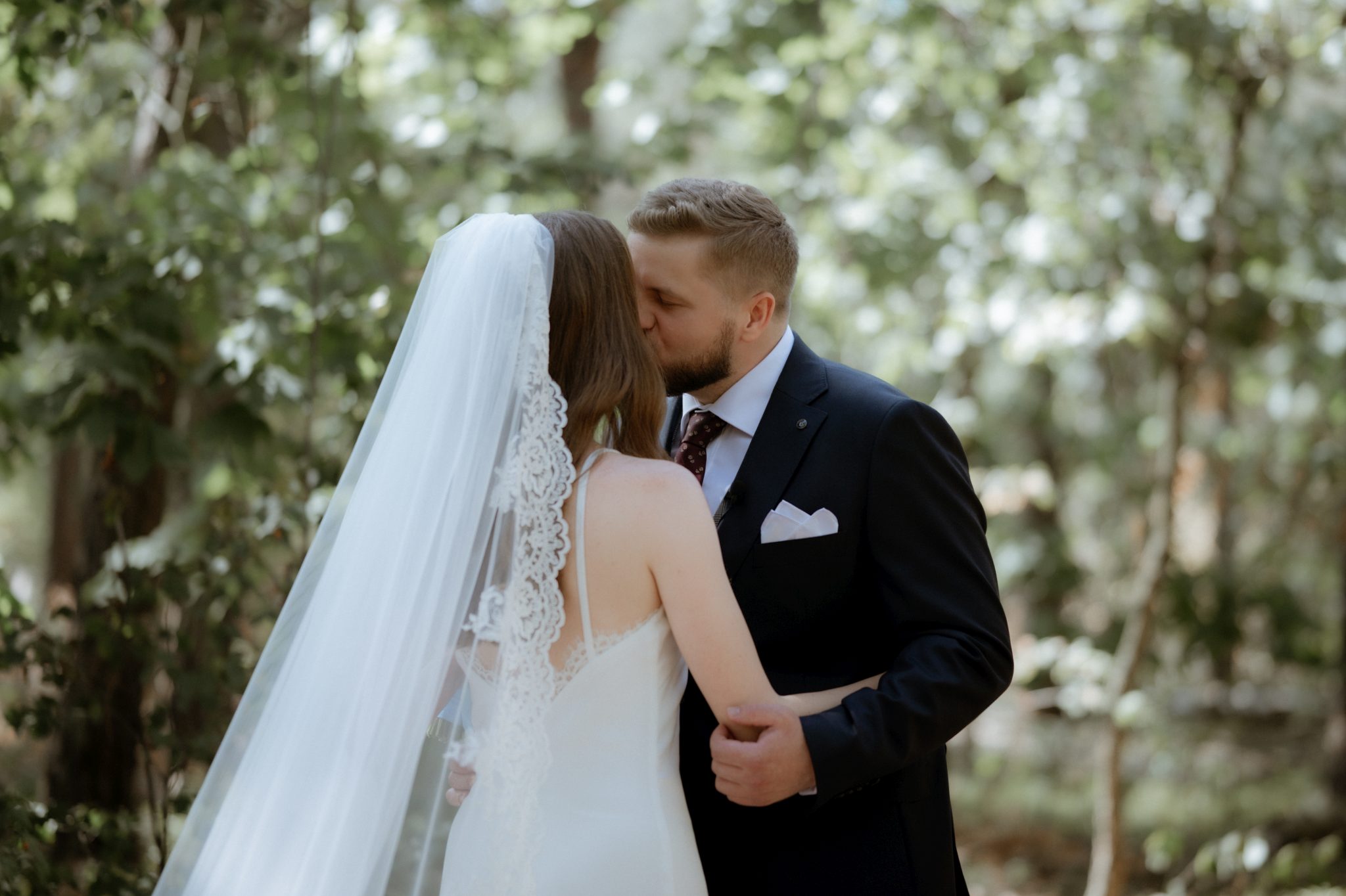wzruszający first look pary młodej w dniu ślubu
