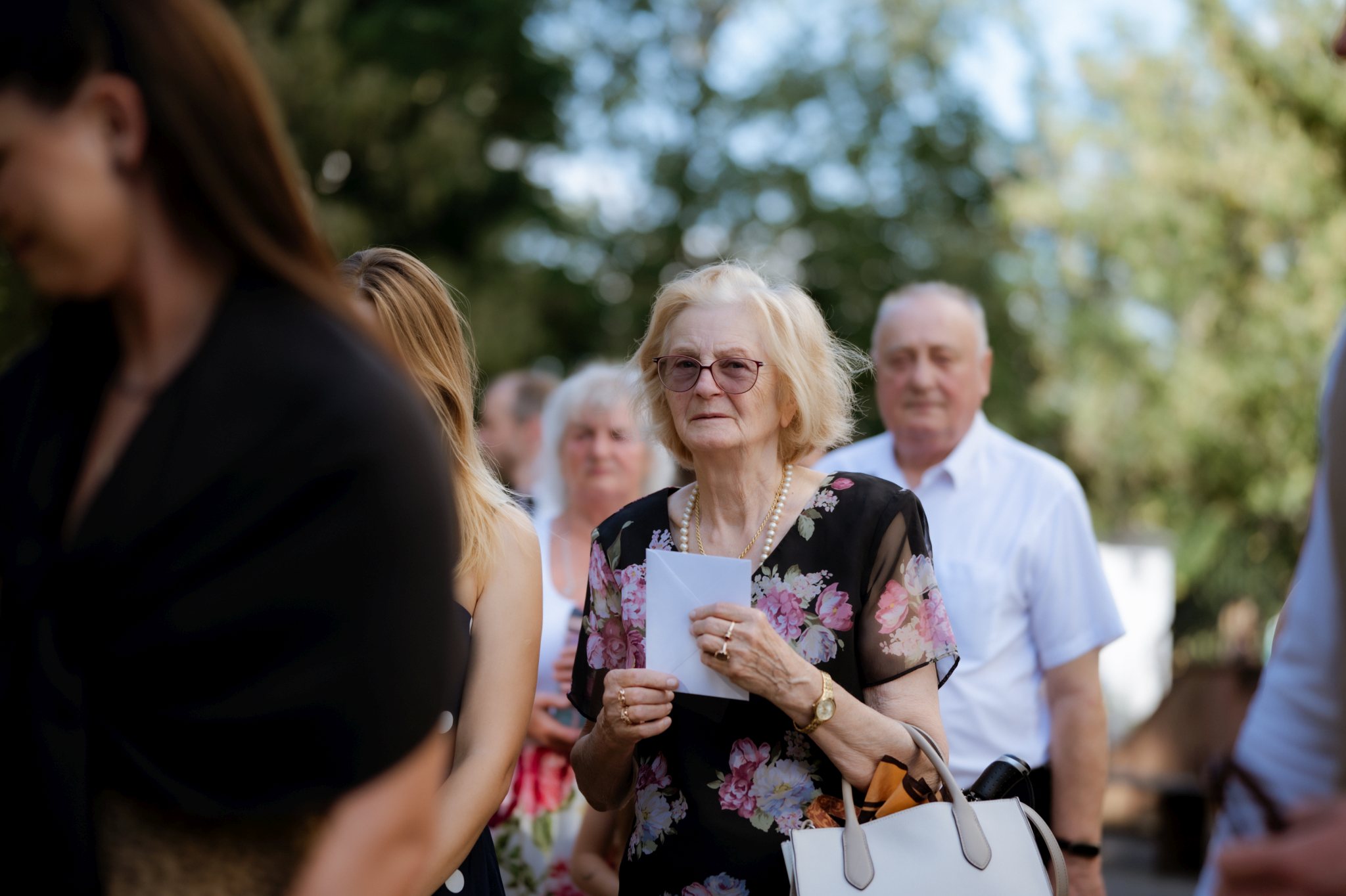 mama składa życzenia parze młodej po ceremonii ślubnej