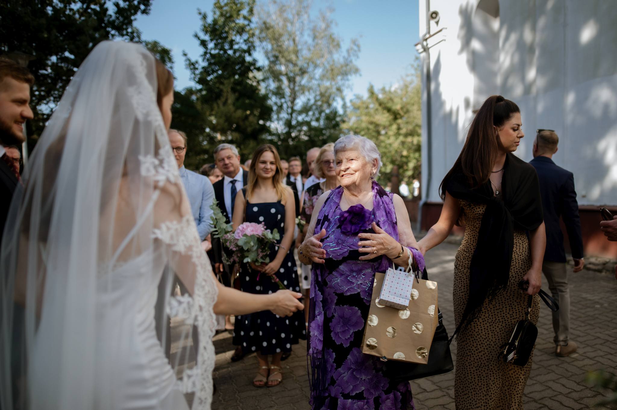 babcia składa życzenia nowożeńcom